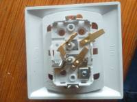 Jak poprawnie złożyć włącznik światła dwuklawiszowego po rozkręceniu?