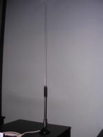 Antena do samochodu ze środkową cewką przedłużającą.