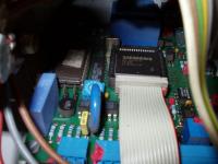 Prostownik 24V 20A. Czy wymaga podłączenia akumulatora, żeby zaskoczył?