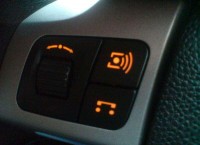 Do czego w Oplu Astra służą te przyciski przy kierownicy?