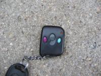 Alarm samochodowy - chyba popsuty pilot.