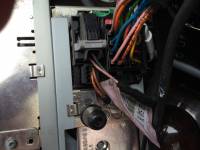 Jak podłączyć kabel AUX do radia COMAND w Mercedesie W163 ML 2002?