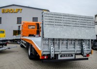 Wybór ciężarówki do przewozu aut i materiałów budowlanych - autolaweta czy plandeka?