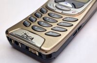 Czy można używać Nokii 6310i z korodującymi stykami do ładowania?