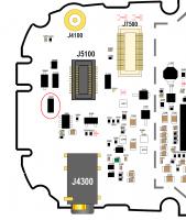 Motorola C975 - lokalizacja środkowego pinu ładowania w gnieździe systemowym