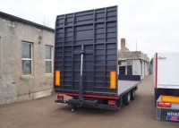 Wybór ciężarówki do przewozu aut i materiałów budowlanych - autolaweta czy plandeka?