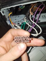 Wyłączanie głośników po wciśnięciu wtyczki do końca która łączy radio z głosnika