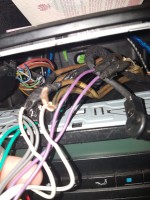 Wyłączanie głośników po wciśnięciu wtyczki do końca która łączy radio z głosnika