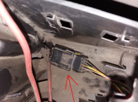 Renault/Clio/II - Demontaż elektryki, wtyczka na dnie skrzynki w komorze silnika